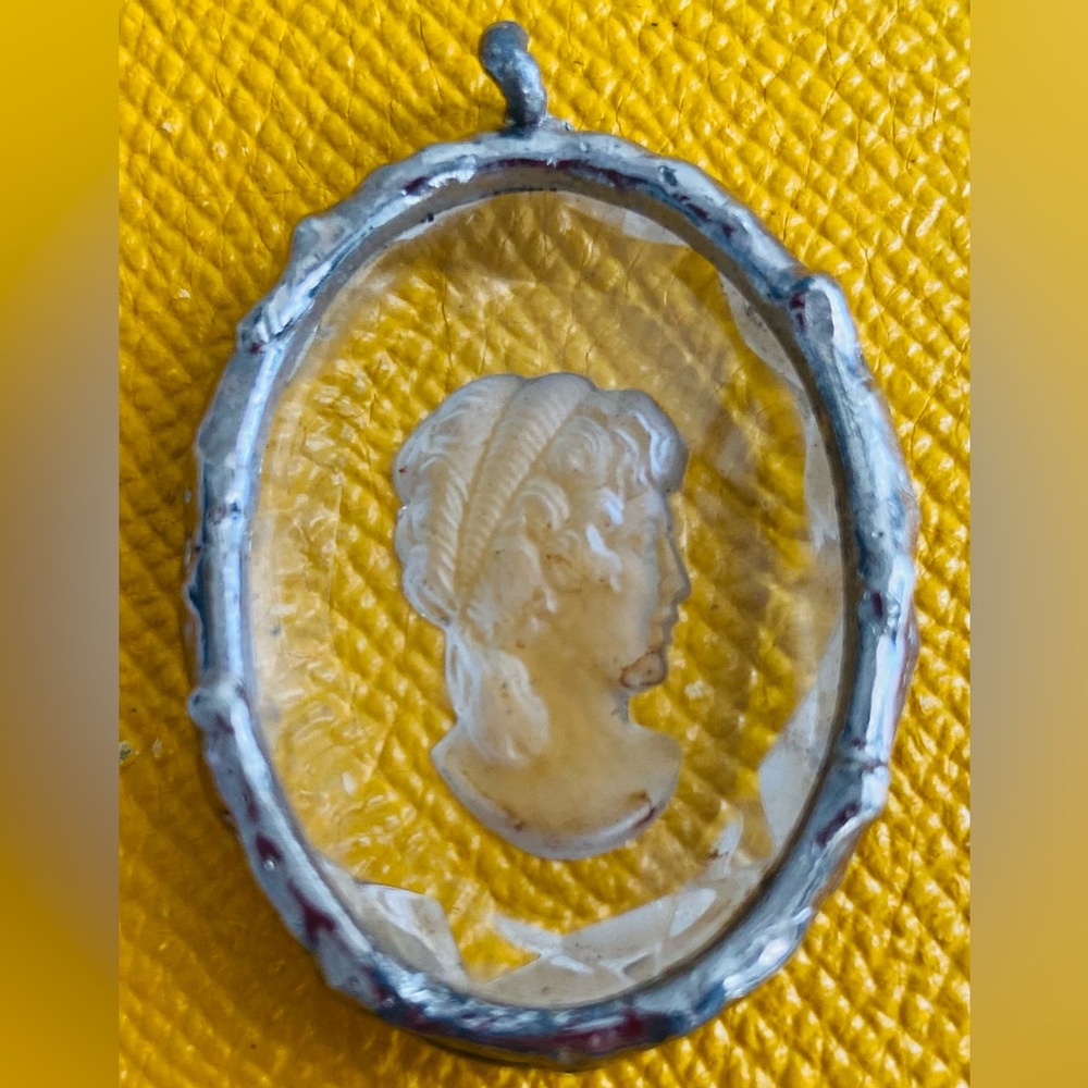 Reverse intaglio crystal pendant